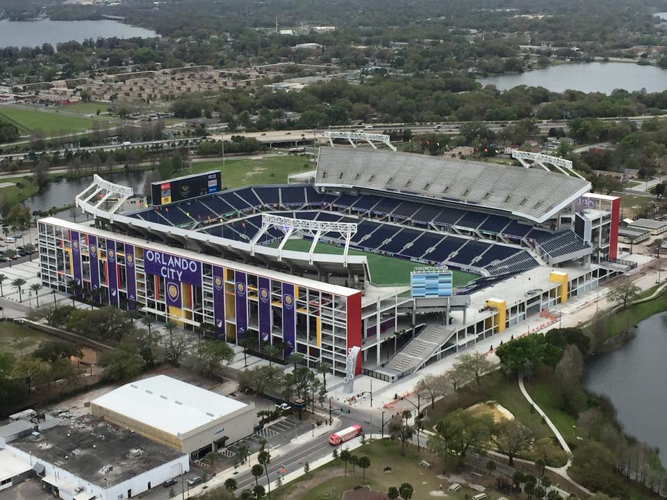 Vista aérea de un partido de fútbol peruano