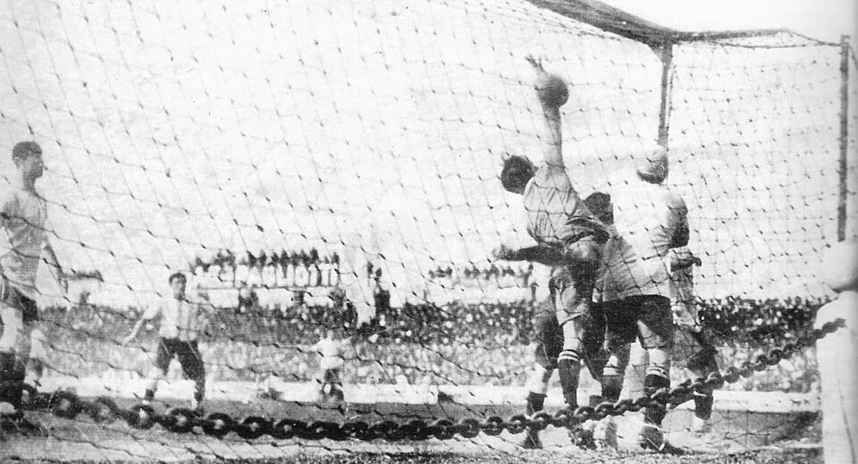 Vista de un tiro de esquina en un estadio argentino