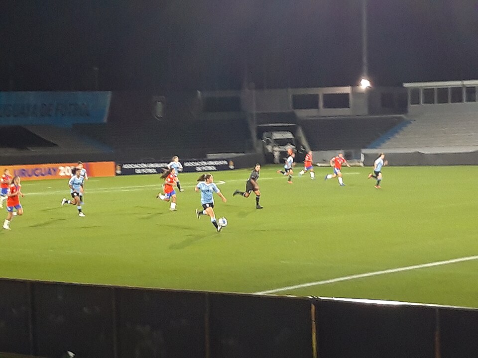 Vista aérea de un partido de fútbol con ambos equipos replegados