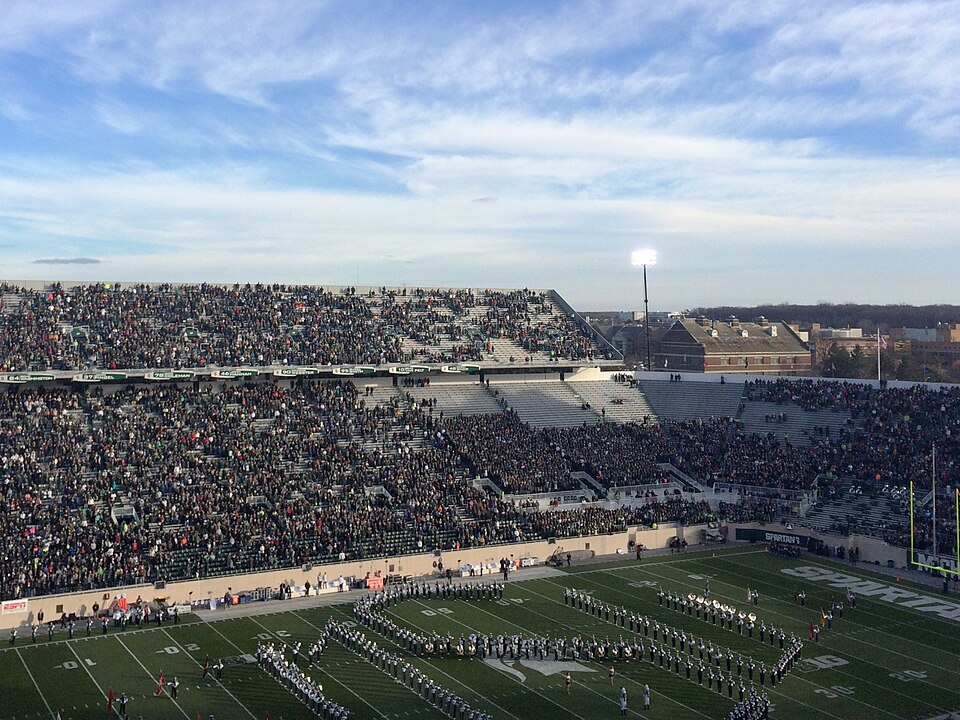 Trabajadores despejando nieve en un estadio antes de un partido europeo