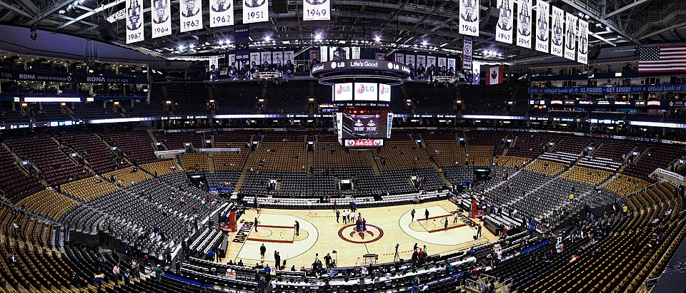 Vista panorámica de una arena de baloncesto durante un partido nocturno