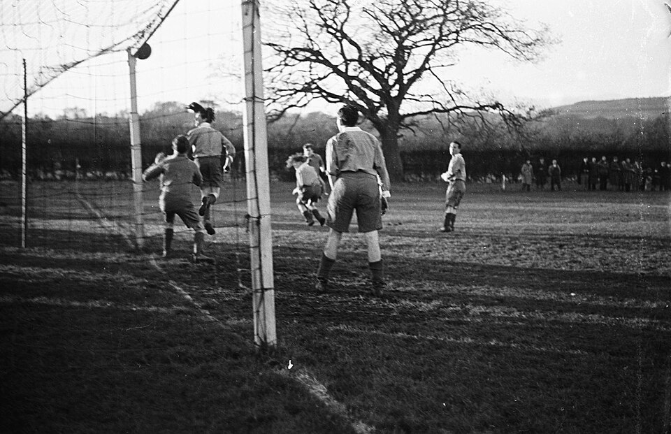 Vista aérea de un partido de fútbol con estadio lleno