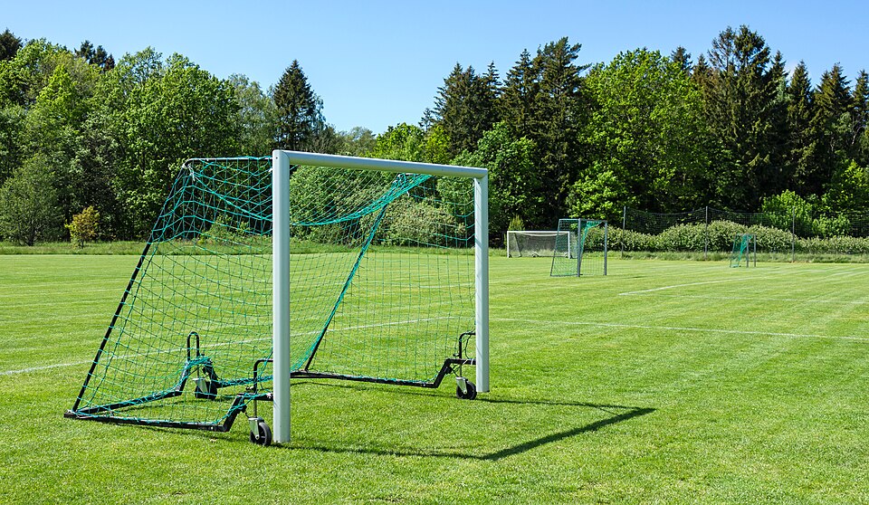 Duelo aéreo defensivo entre dos jugadores en un partido de fútbol