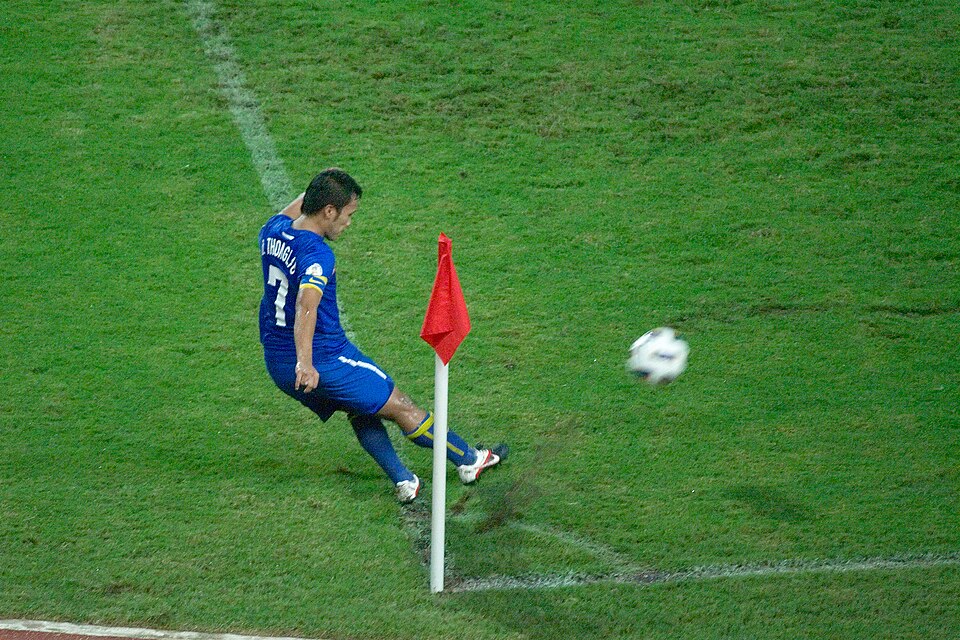 Tiro de esquina en partido de fútbol profesional